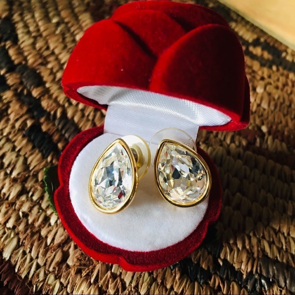 TrifariāVintageāGoldĀ CrystalāTearāDropāEarringsā - Picture 2 of 12